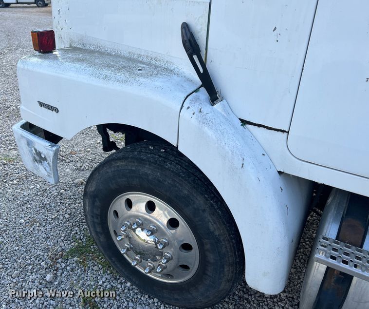 image for item JM9169 1999 Volvo  semi truck