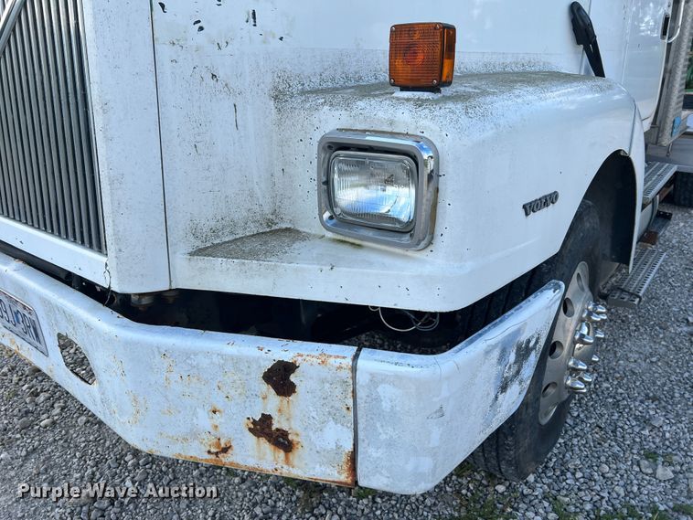 image for item JM9169 1999 Volvo  semi truck