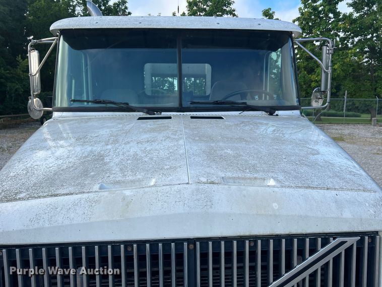 image for item JM9169 1999 Volvo  semi truck