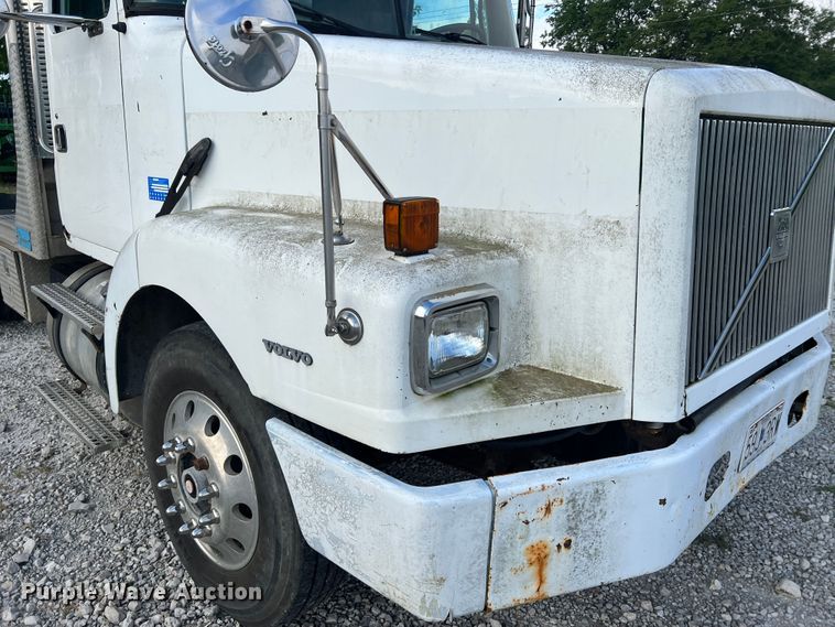 image for item JM9169 1999 Volvo  semi truck