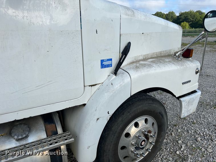 image for item JM9169 1999 Volvo  semi truck