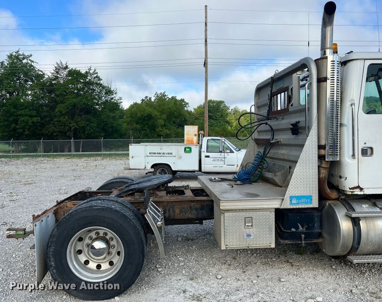 image for item JM9169 1999 Volvo  semi truck