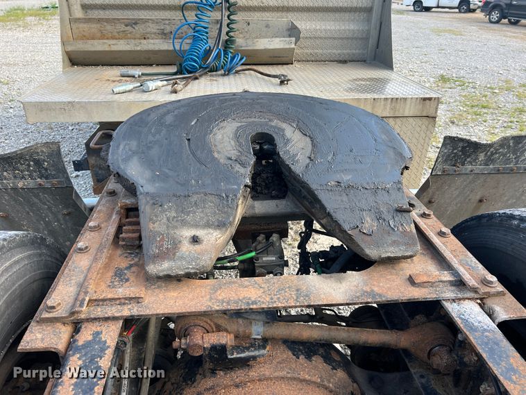 image for item JM9169 1999 Volvo  semi truck