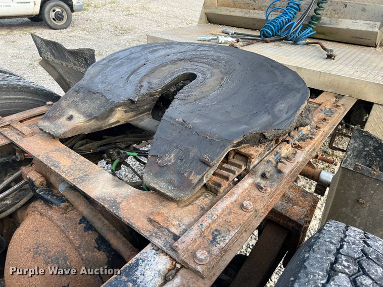 image for item JM9169 1999 Volvo  semi truck