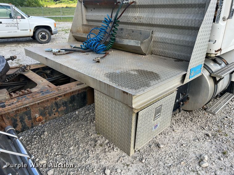 image for item JM9169 1999 Volvo  semi truck