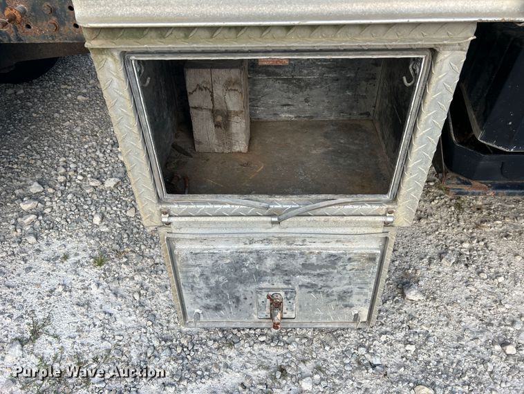 image for item JM9169 1999 Volvo  semi truck