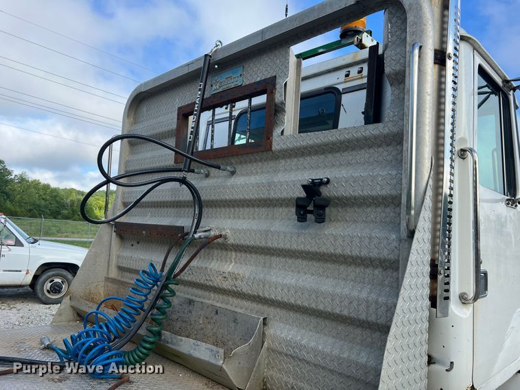 image for item JM9169 1999 Volvo  semi truck