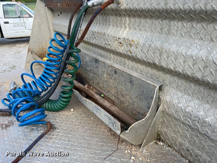 image for item JM9169 1999 Volvo  semi truck