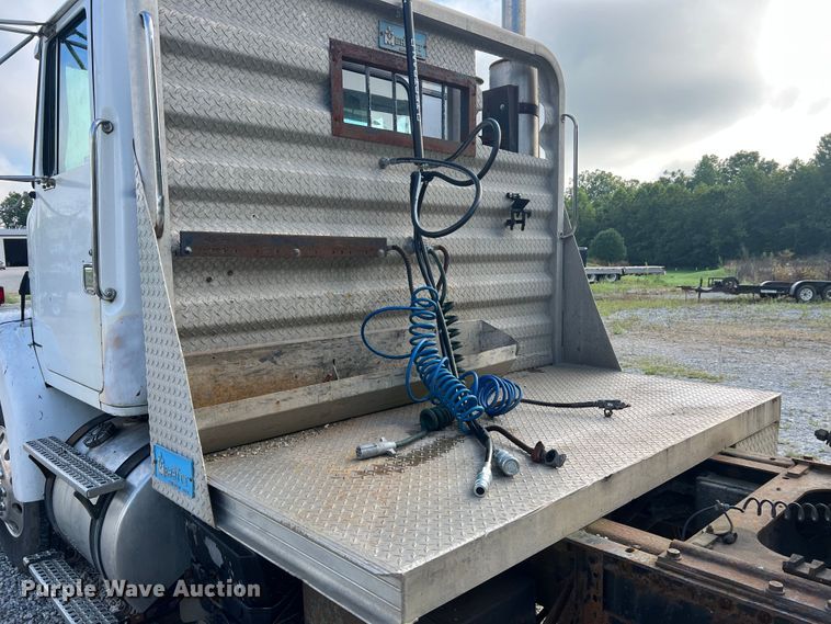 image for item JM9169 1999 Volvo  semi truck