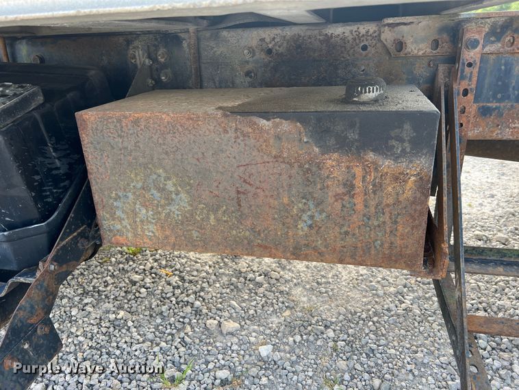 image for item JM9169 1999 Volvo  semi truck