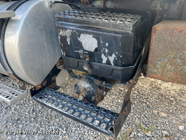 image for item JM9169 1999 Volvo  semi truck