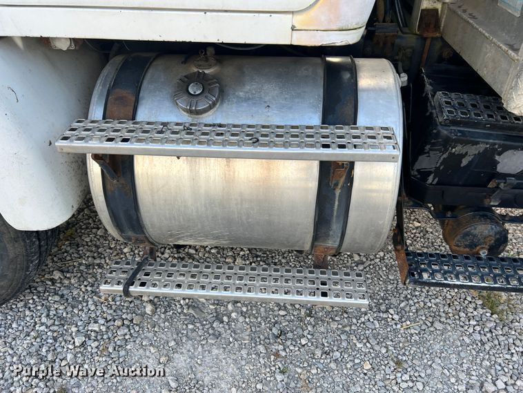 image for item JM9169 1999 Volvo  semi truck