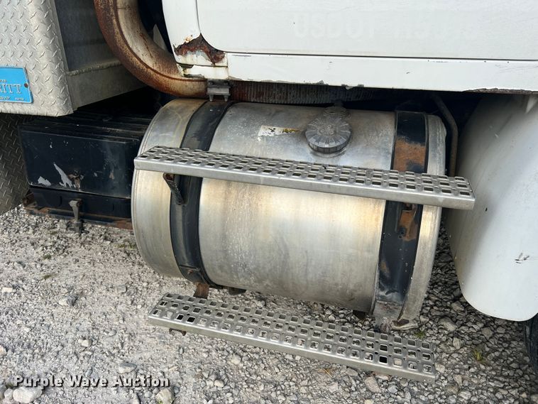 image for item JM9169 1999 Volvo  semi truck