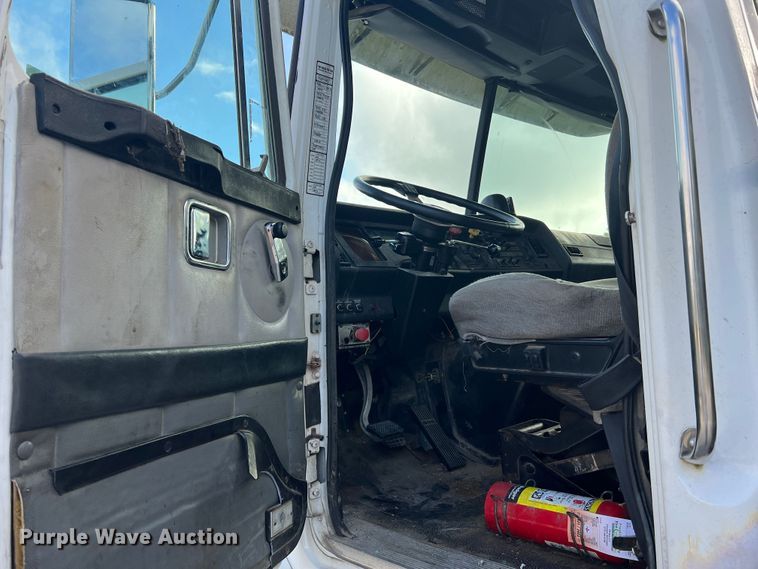 image for item JM9169 1999 Volvo  semi truck