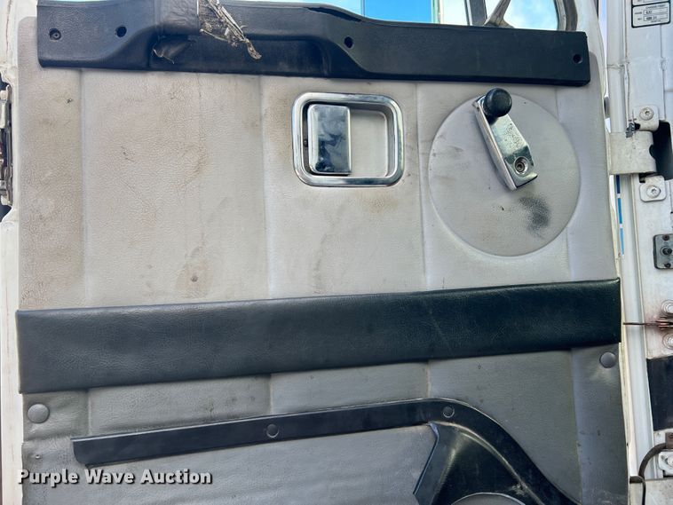 image for item JM9169 1999 Volvo  semi truck