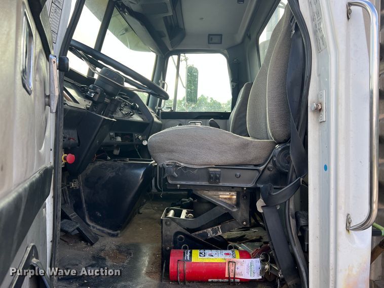 image for item JM9169 1999 Volvo  semi truck