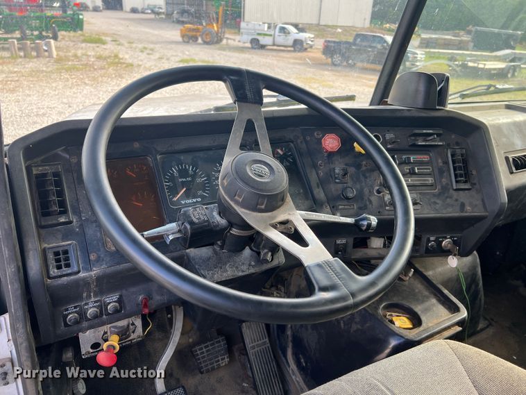 image for item JM9169 1999 Volvo  semi truck