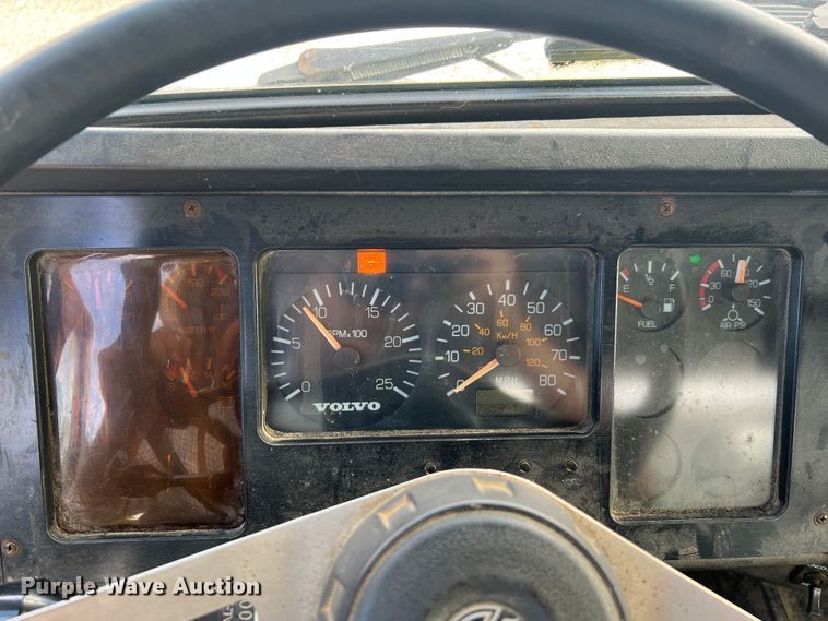 image for item JM9169 1999 Volvo  semi truck