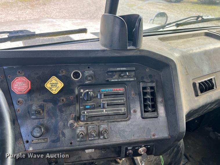 image for item JM9169 1999 Volvo  semi truck