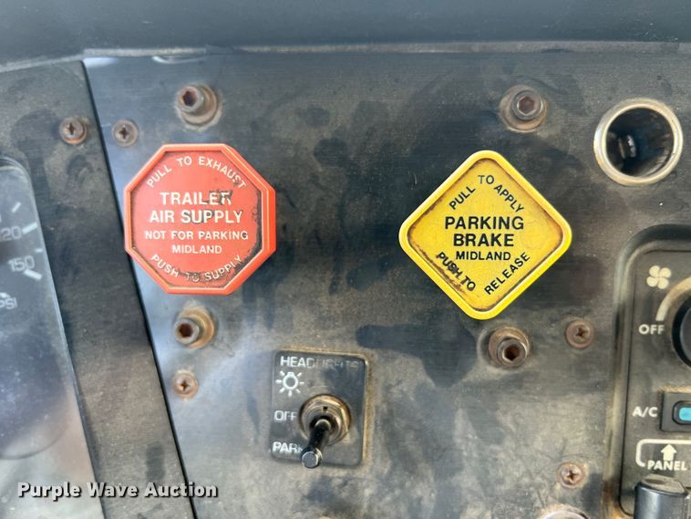 image for item JM9169 1999 Volvo  semi truck