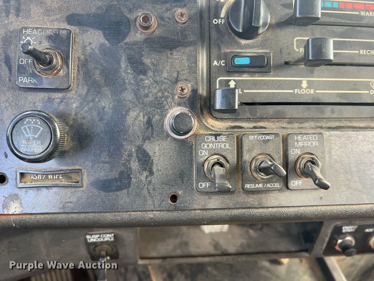 image for item JM9169 1999 Volvo  semi truck