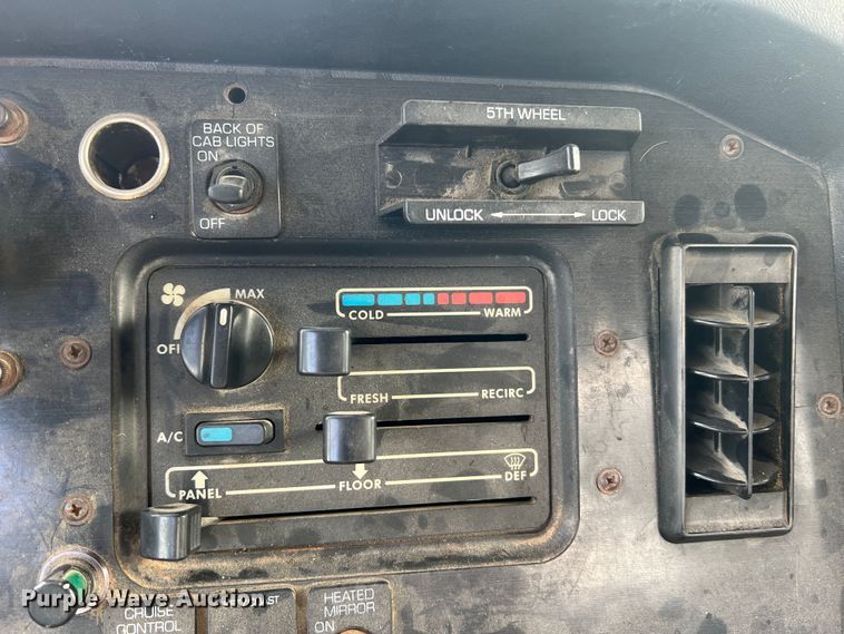 image for item JM9169 1999 Volvo  semi truck