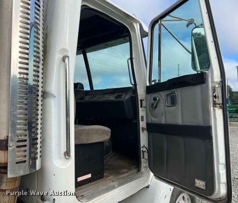 image for item JM9169 1999 Volvo  semi truck