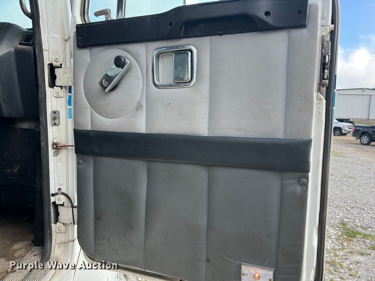 image for item JM9169 1999 Volvo  semi truck