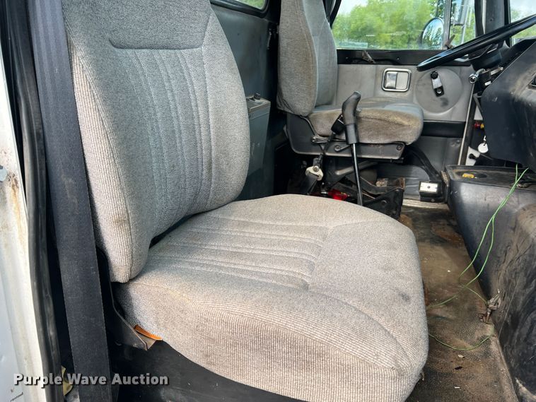 image for item JM9169 1999 Volvo  semi truck