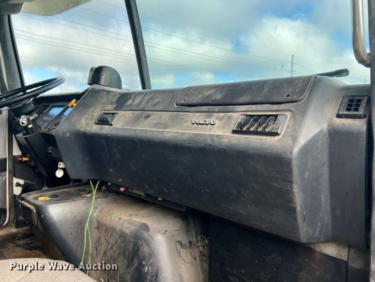 image for item JM9169 1999 Volvo  semi truck