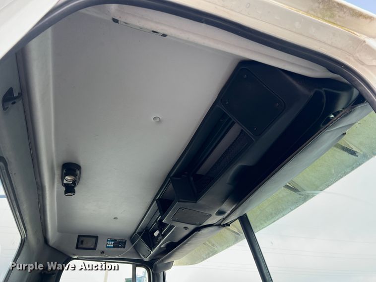 image for item JM9169 1999 Volvo  semi truck