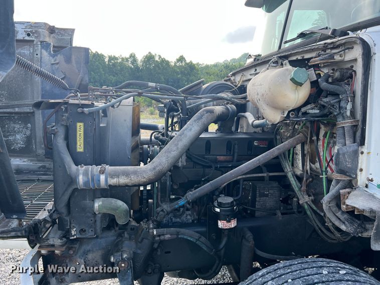 image for item JM9169 1999 Volvo  semi truck