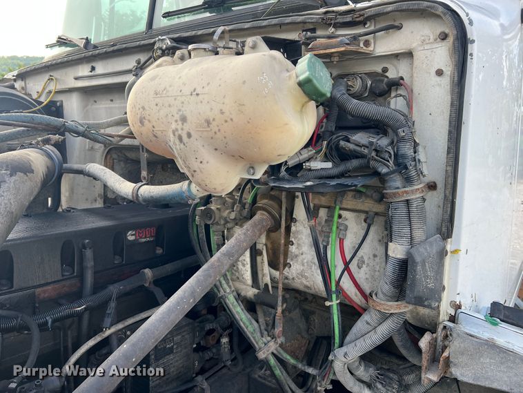 image for item JM9169 1999 Volvo  semi truck