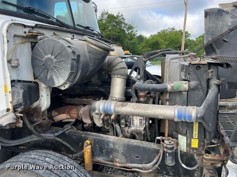 image for item JM9169 1999 Volvo  semi truck