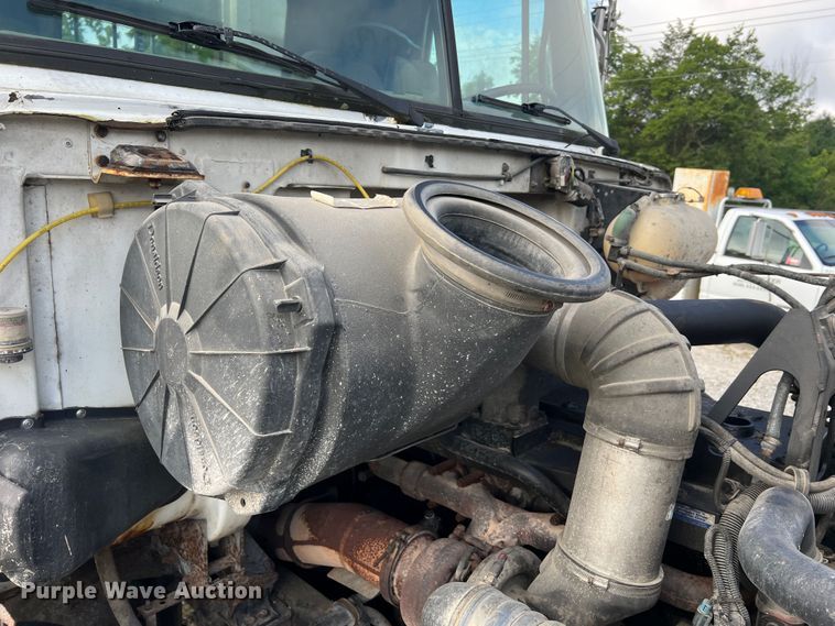 image for item JM9169 1999 Volvo  semi truck