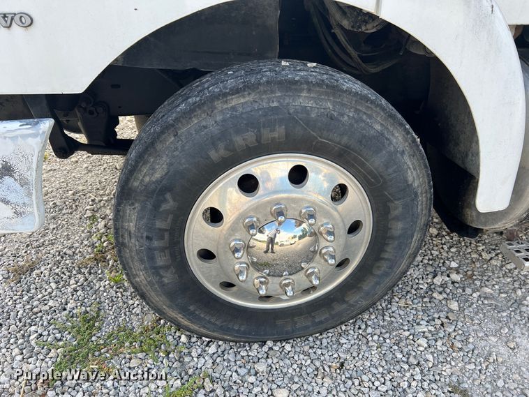 image for item JM9169 1999 Volvo  semi truck