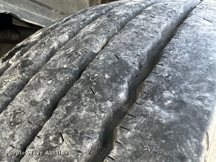 image for item JM9169 1999 Volvo  semi truck