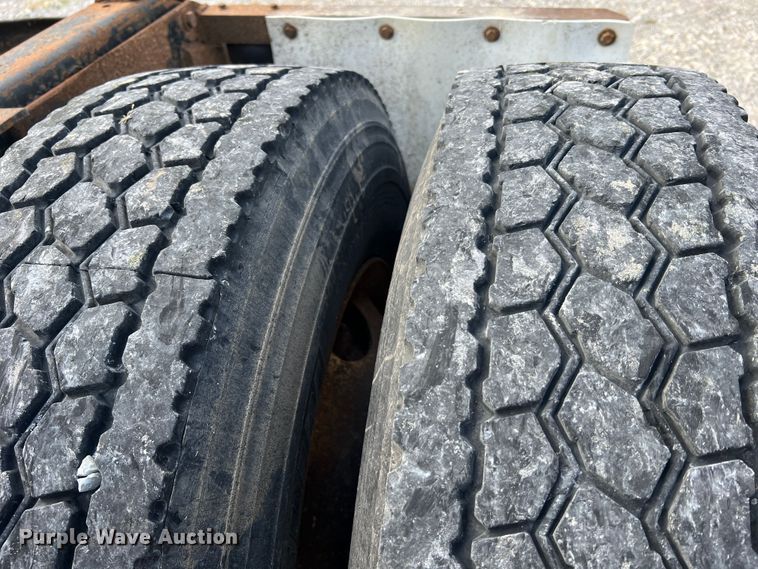 image for item JM9169 1999 Volvo  semi truck