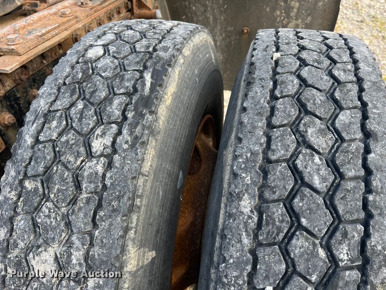 image for item JM9169 1999 Volvo  semi truck