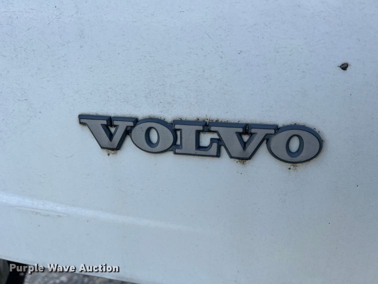 image for item JM9169 1999 Volvo  semi truck