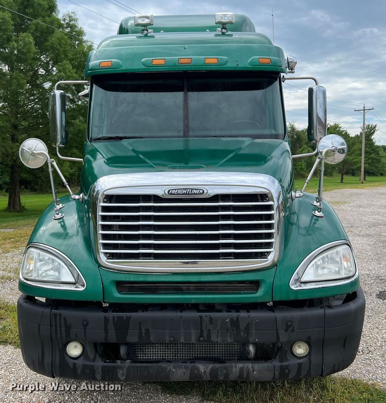 image for item JM9174 2007 Freightliner Columbia 120  semi truck