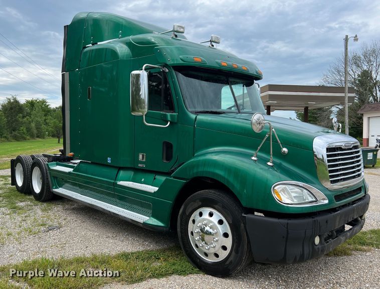 image for item JM9174 2007 Freightliner Columbia 120  semi truck