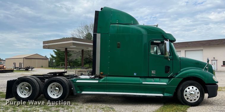 image for item JM9174 2007 Freightliner Columbia 120  semi truck
