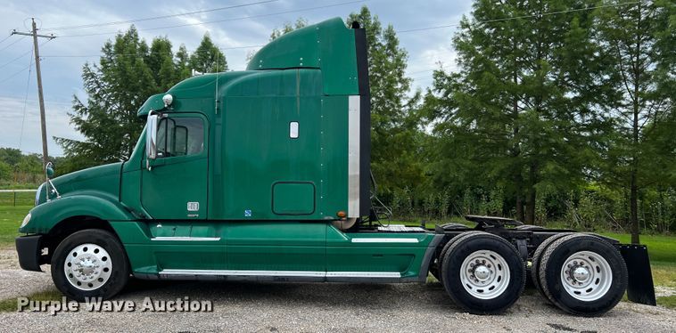 image for item JM9174 2007 Freightliner Columbia 120  semi truck