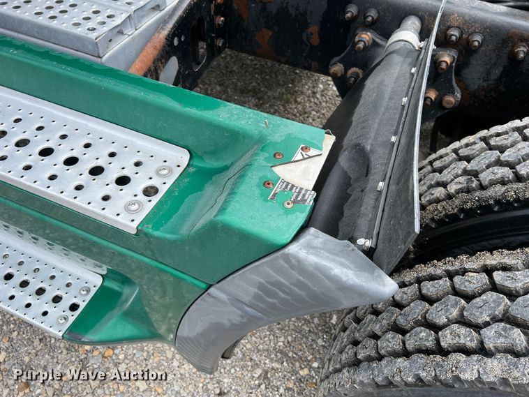 image for item JM9174 2007 Freightliner Columbia 120  semi truck