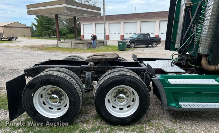 image for item JM9174 2007 Freightliner Columbia 120  semi truck