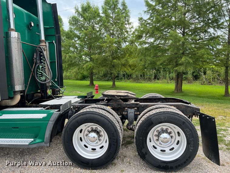 image for item JM9174 2007 Freightliner Columbia 120  semi truck