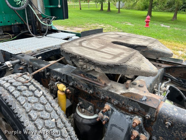 image for item JM9174 2007 Freightliner Columbia 120  semi truck