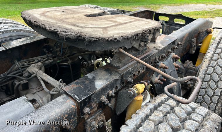 image for item JM9174 2007 Freightliner Columbia 120  semi truck