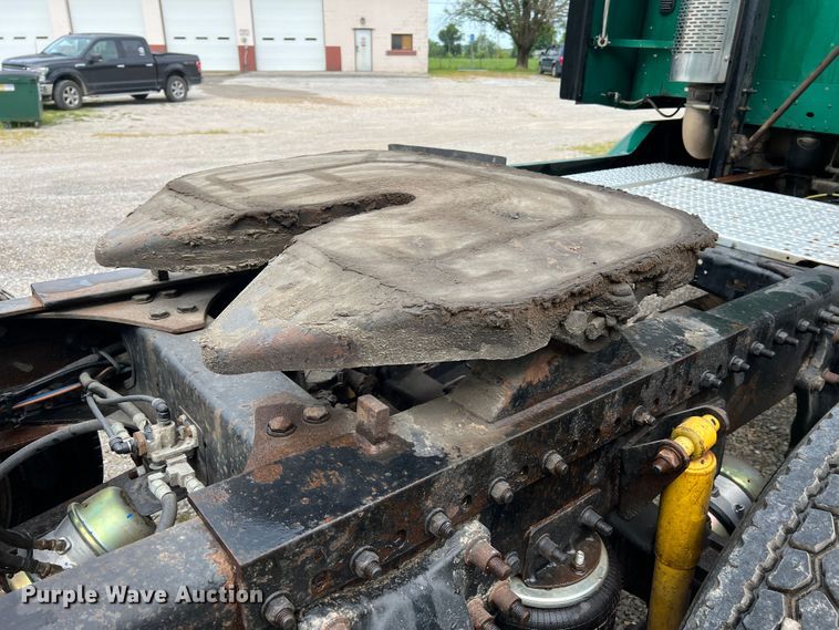 image for item JM9174 2007 Freightliner Columbia 120  semi truck